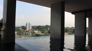 สระว่ายน้ำกลางแจ้ง, เก้าอี้อาบแดดริมสระ