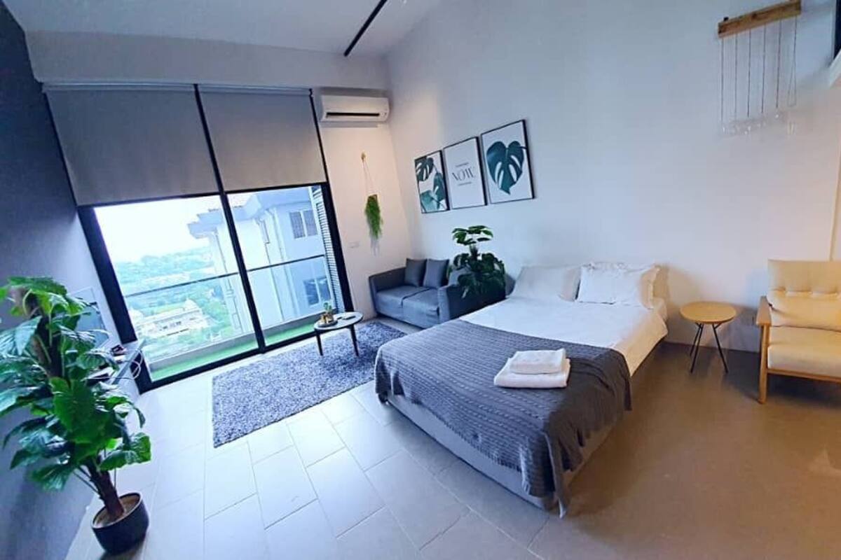 Deluxe Suite | Living area | 40-inch LCD TV with digital channels, TV
