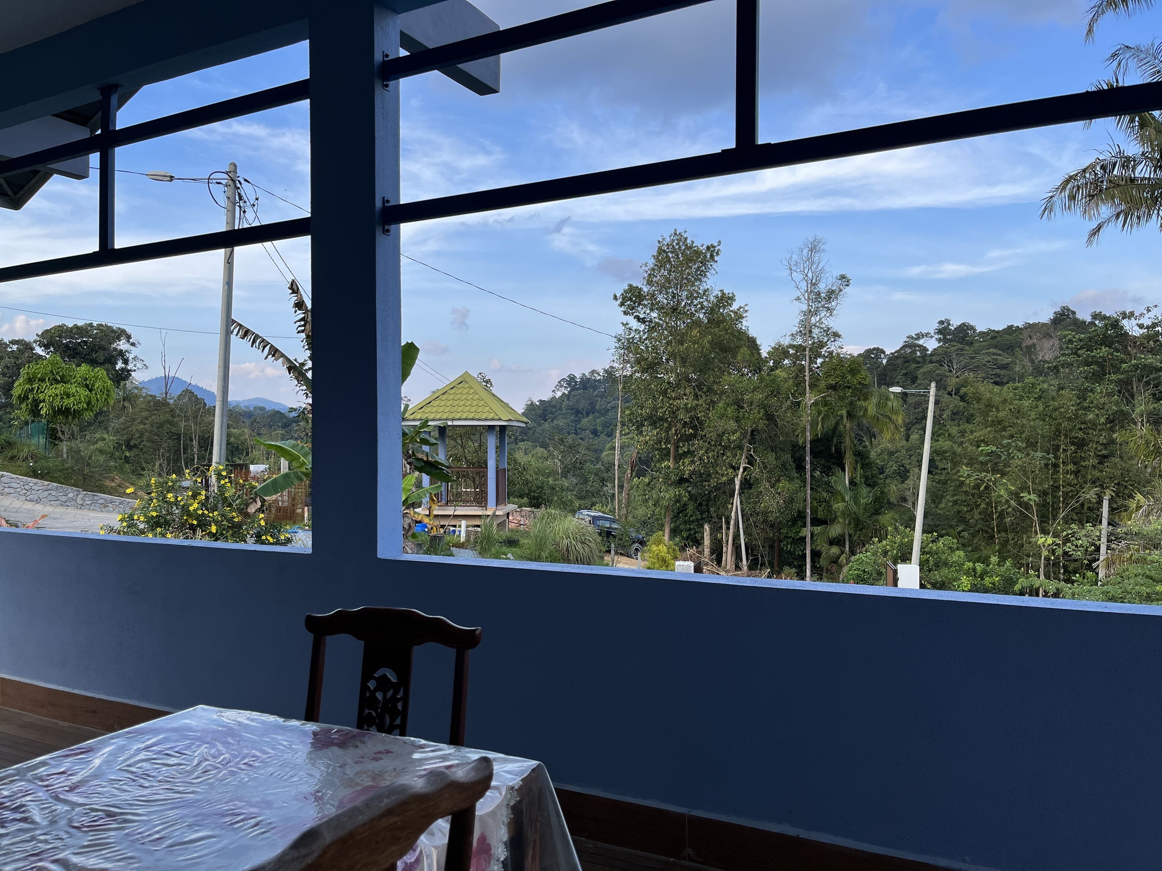 Una habitación con vista a un pabellón y abundante vegetación.