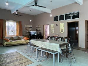 Nhà, 3 phòng ngủ (Ground Floor) | Khu phòng khách | TV màn hình phẳng 