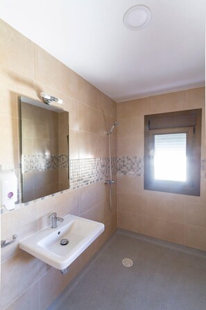 Shower, rainfall showerhead, hair dryer, towels - Hospedaxe Casa Avelina (Palas de Rei)