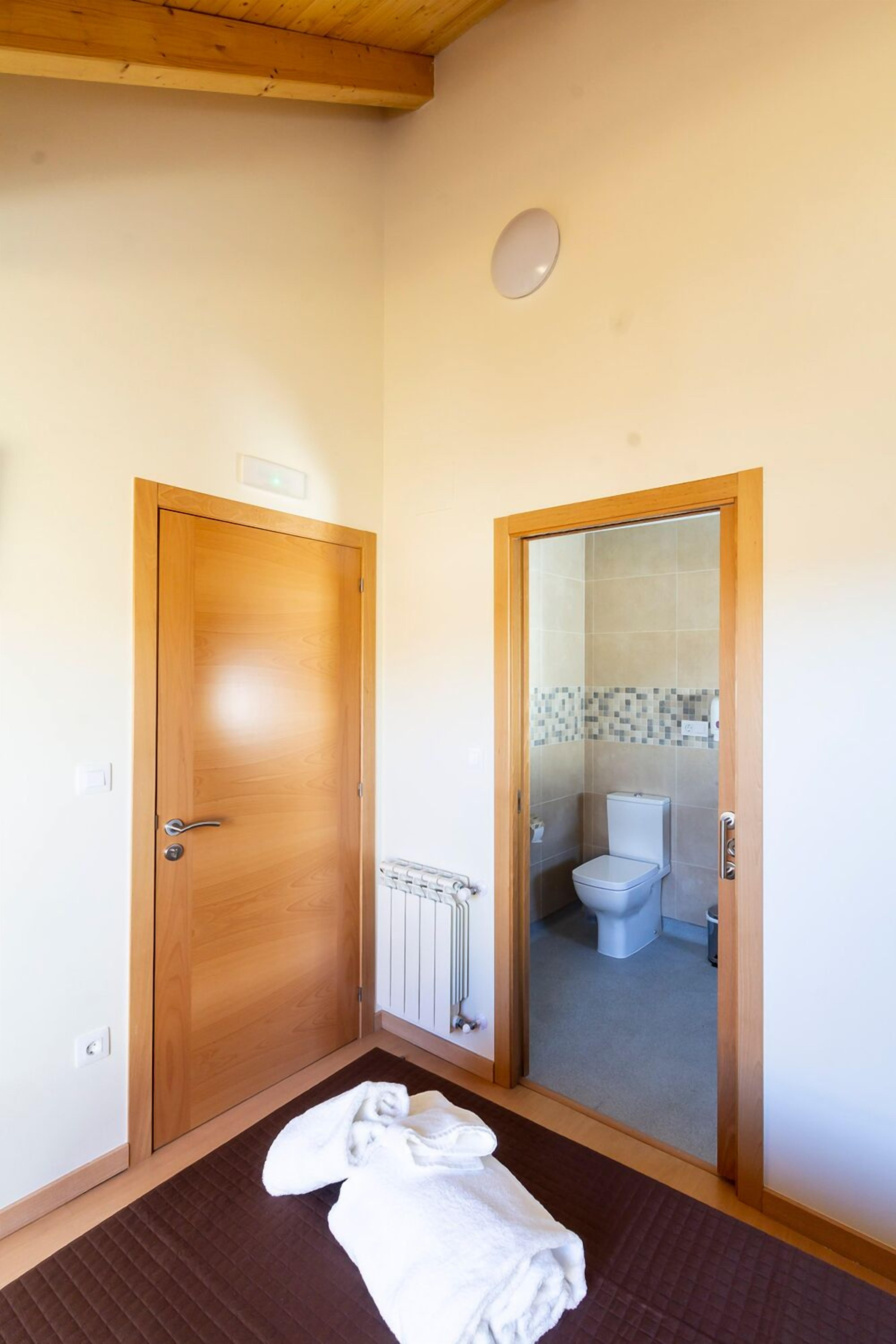 Roba de llit hipoal·lergògena, cobrellits, minibar i escriptori 