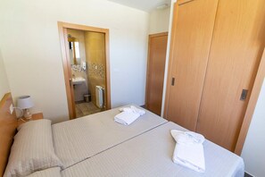 Ropa de cama hipoalergénica, cubrecamas, minibar y escritorio 