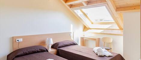 Ropa de cama hipoalergénica, cubrecamas, minibar y escritorio