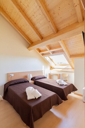 Ropa de cama hipoalergénica, edredón, minibar y escritorio 