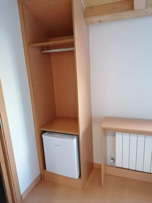 Habitación individual básica | Ropa de cama hipoalergénica, edredones de plumas, minibar y escritorio