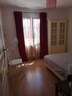 4 slaapkamers, een bureau, een strijkplank/strijkijzer, gratis wifi