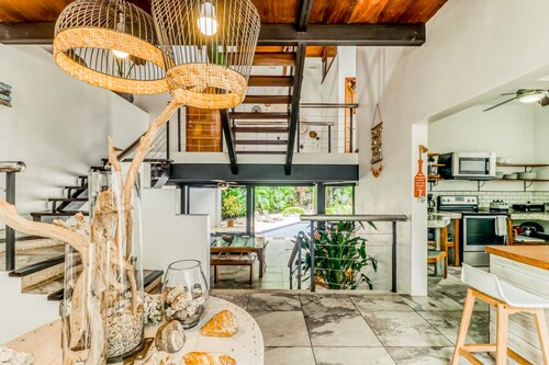 Beautiful home w/ private pool, outdoor dining w/ private grill, & accessibility