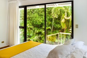 6 bedrooms, WiFi, bed sheets, wheelchair access