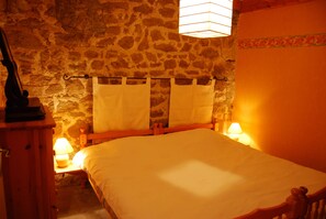 3 chambres, fer et planche à repasser, Wi-Fi, draps fournis