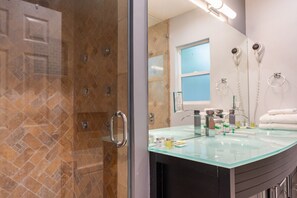 Hair dryer, towels - NOHO SERENITY: UPDATED MODERN 3BR HOUSE w/BACKYARD & OUTDOOR SEATING p15 (North Hollywood)