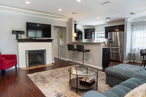 Smart TV, books - NOHO SERENITY: UPDATED MODERN 3BR HOUSE w/BACKYARD & OUTDOOR SEATING p15 (North Hollywood)