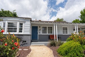 Exterior - NOHO SERENITY: UPDATED MODERN 3BR HOUSE w/BACKYARD & OUTDOOR SEATING p15 (North Hollywood)