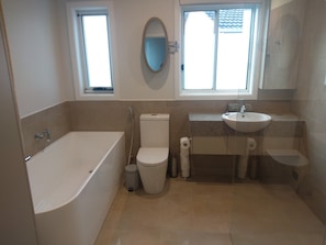 Baignoire, serviettes fournies, savon, papier de toilette