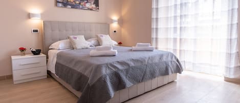 Camera Deluxe con letto matrimoniale o 2 letti singoli | Una cassaforte in camera, una scrivania, insonorizzazione