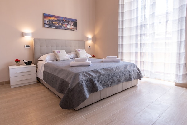 Camera Deluxe con letto matrimoniale o 2 letti singoli | Una cassaforte in camera, una scrivania, insonorizzazione