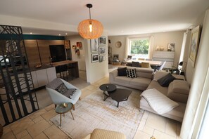 TV connectée, cheminée, lecteur de DVD, baby-foot