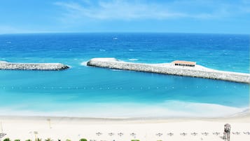 Playa privada, sombrillas, toallas de playa, vóleibol de playa