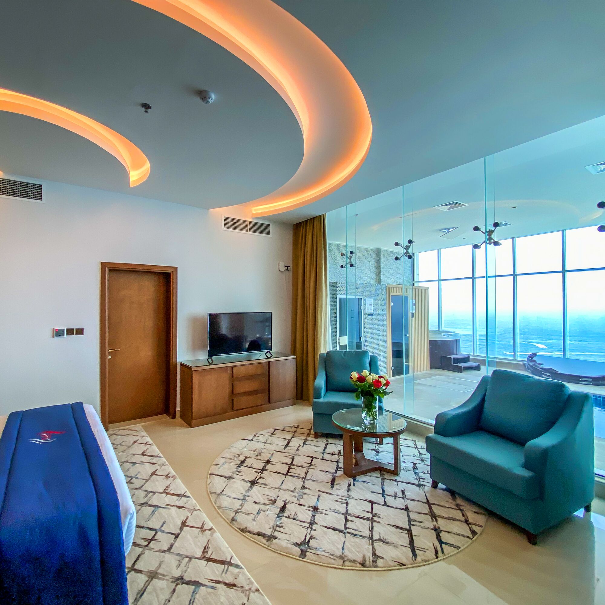 Penthouse | Minibar, in-room safe, blackout drapes, iron/ironing board