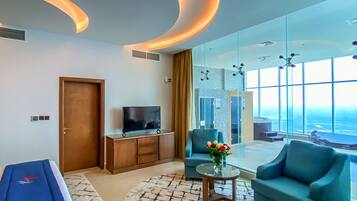 Penthouse | Minibar, in-room safe, blackout drapes, iron/ironing board