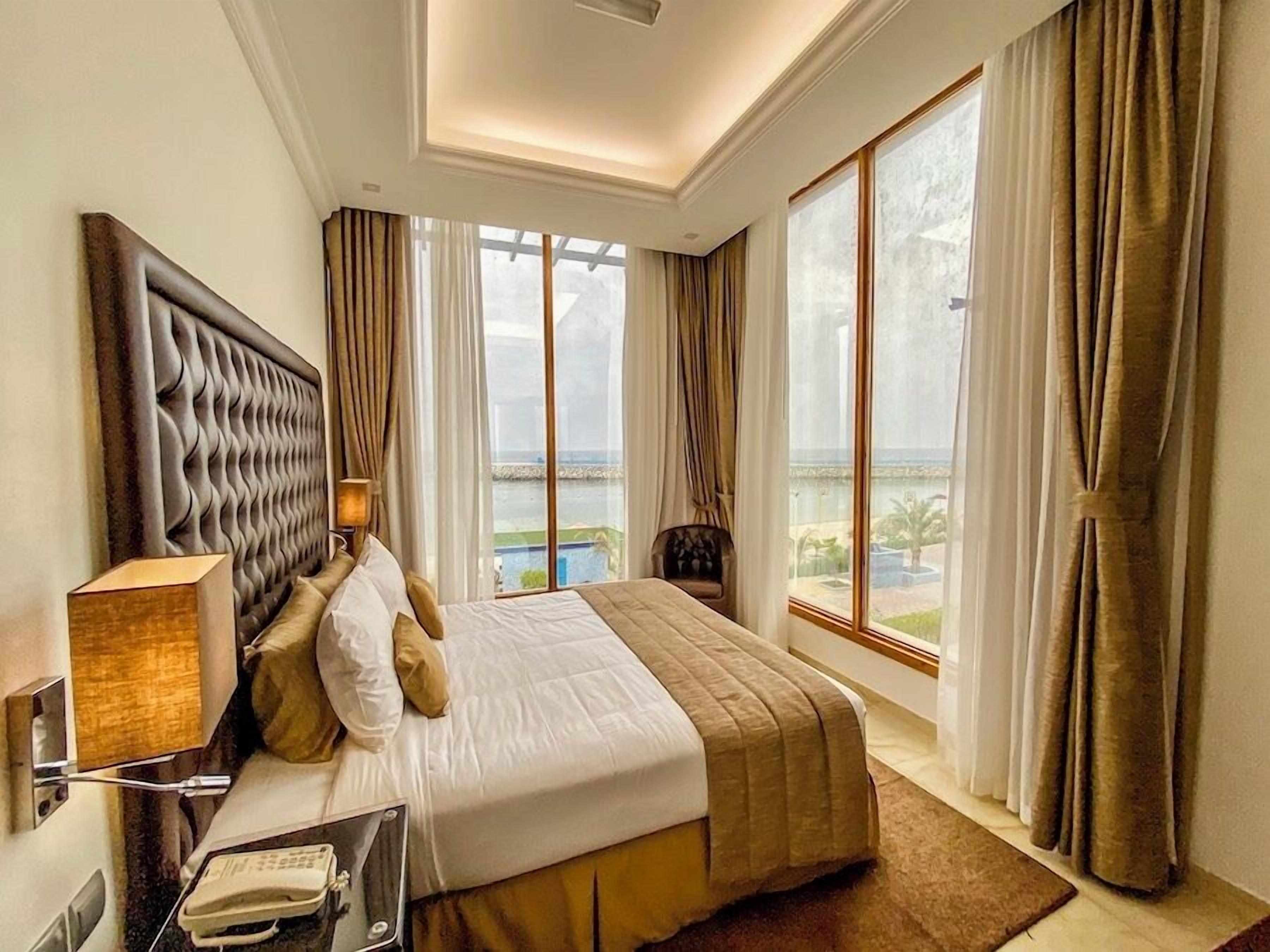 Een minibar, een kluis op de kamer, verduisterende gordijnen