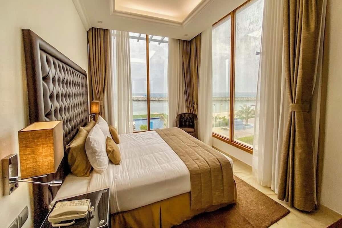 Minibar, coffres-forts dans les chambres, rideaux occultants