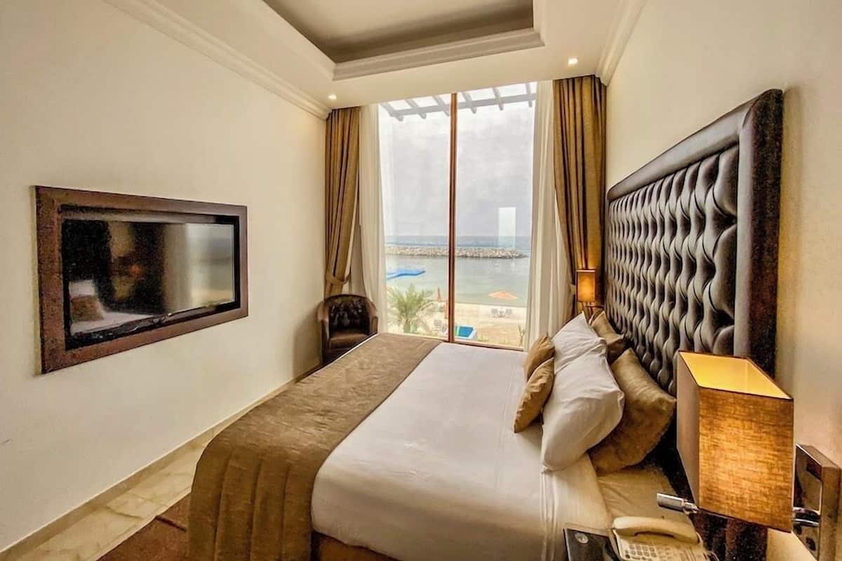 Minibar, coffres-forts dans les chambres, rideaux occultants