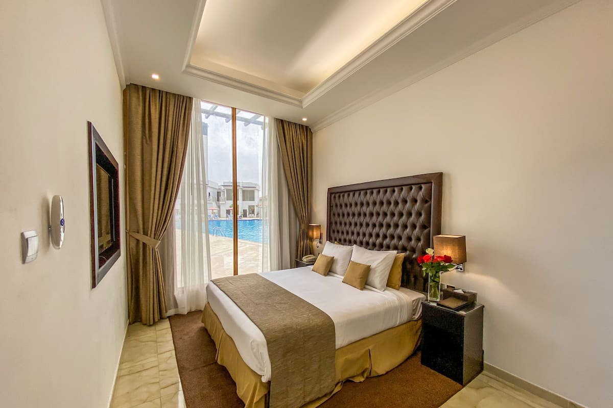 Bungalow Premium, vue piscine | Minibar, coffres-forts dans les chambres, rideaux occultants