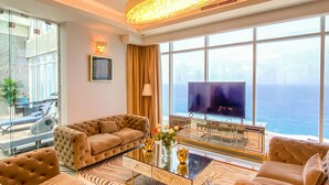 Loftsleilighet | Oppholdsområde | En 42-tommers smart-TV med Parabol-TV