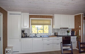 ثلاجة، فرن، موقد طهي مسطح، غسالة أطباق