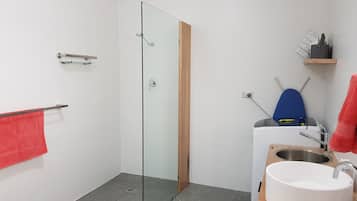 Douche, sĂšche-cheveux, serviettes fournies, savon