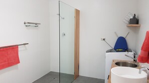 Een douche, een haardroger, handdoeken, zeep