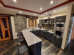 Een koelkast, een magnetron, een oven, een kookplaat