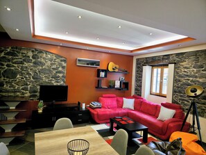 TV, fireplace