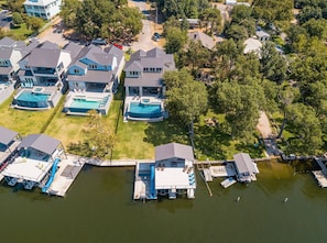 Zona residencial con casas, un muelle y una piscina.
