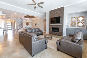 Smart TV, fireplace, video games, ping pong - Bud Lane Lakeside | Concierge Services (Kingsland)