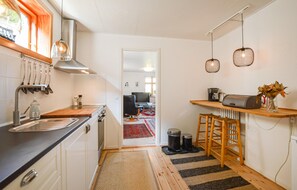 Kühlschrank, Herdplatte, Wasserkocher mit Kaffee-/Teezubehör