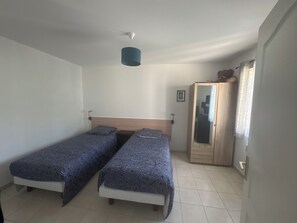 3 slaapkamers, een strijkplank/strijkijzer, wifi, beddengoed