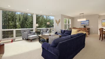 Apartamento, 3 habitaciones | Zona de estar | Una Smart TV