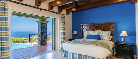 4 habitaciones, escritorio y tabla de planchar con plancha