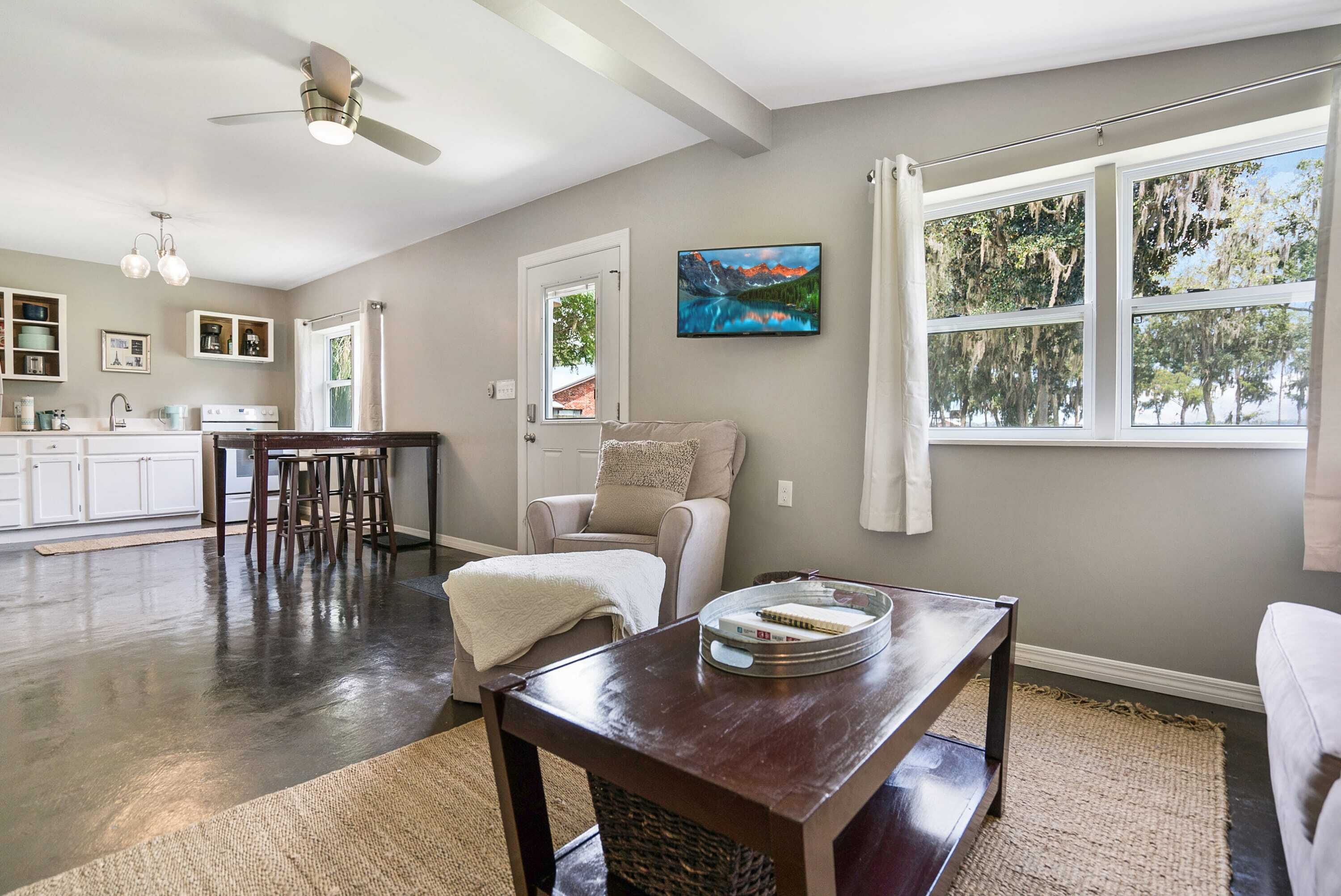 Télévision, jouets, livres, espaces bureaux