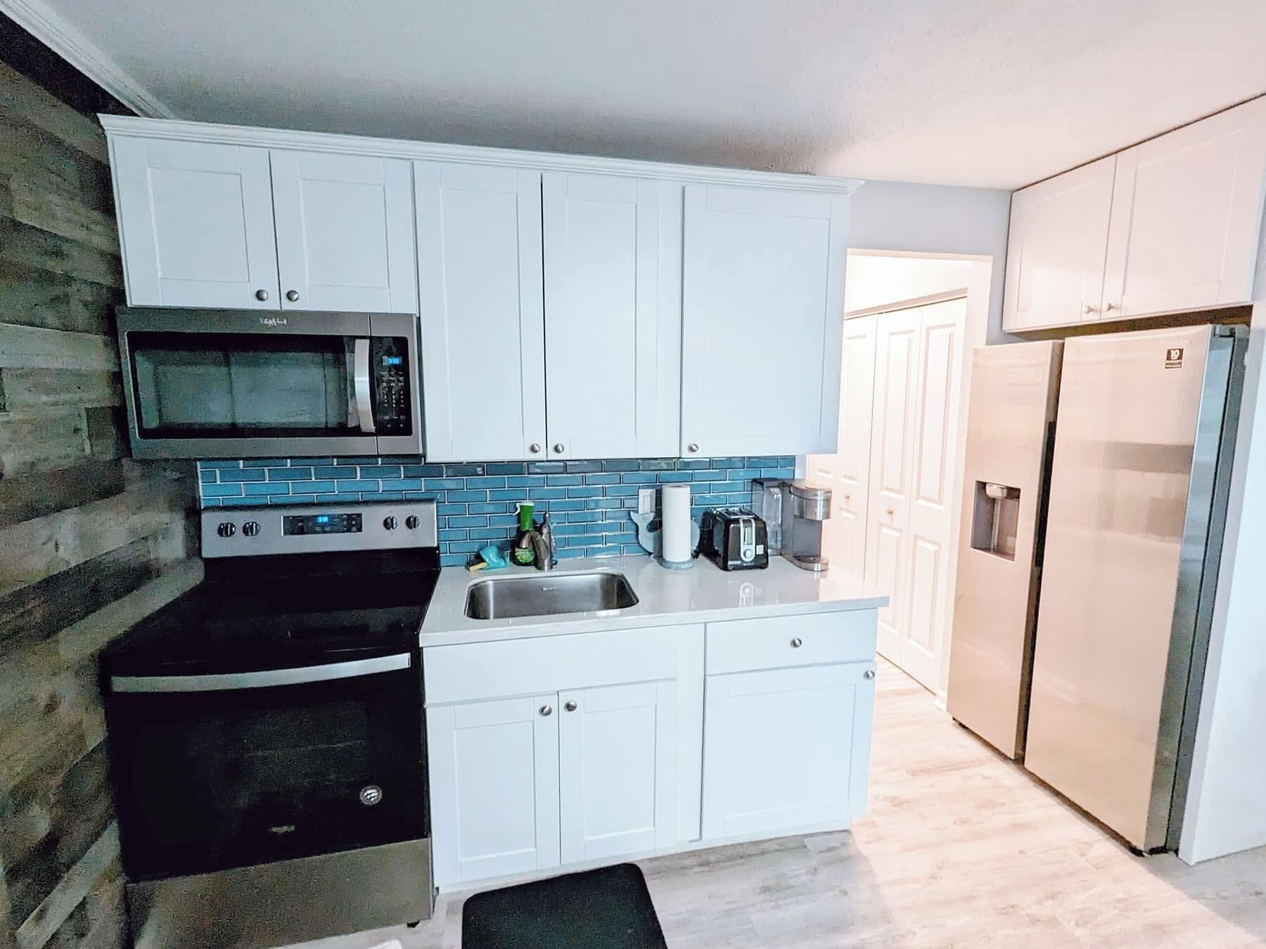 Kjøleskap, mikrobølgeovn, kokeplater og kaffetrakter/tekoker