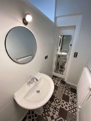 Douche, séchoir à cheveux, papier de toilette