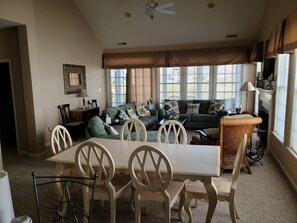 Televisie, een open haard en een stereo