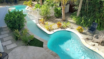 Una piscina al aire libre, una piscina climatizada