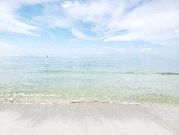 بالقرب من الشاطئ، كراسي للتشمس، مناشف للشاطئ