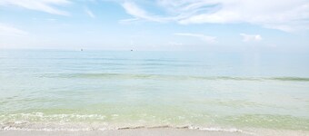  A Lazy River Day & Night 4 Bedrm  w lazy river heated pool! Bikes & Beach Gear!