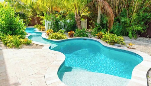  A Lazy River Day & Night 4 Bedrm  w lazy river heated pool! Bikes & Beach Gear!