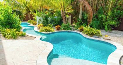 A Lazy River Day & Night 4 Bedrm w lazy river heated pool! Bikes & Beach Gear!