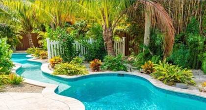 A Lazy River Day & Night 4 Bedrm w lazy river heated pool! Bikes & Beach Gear!